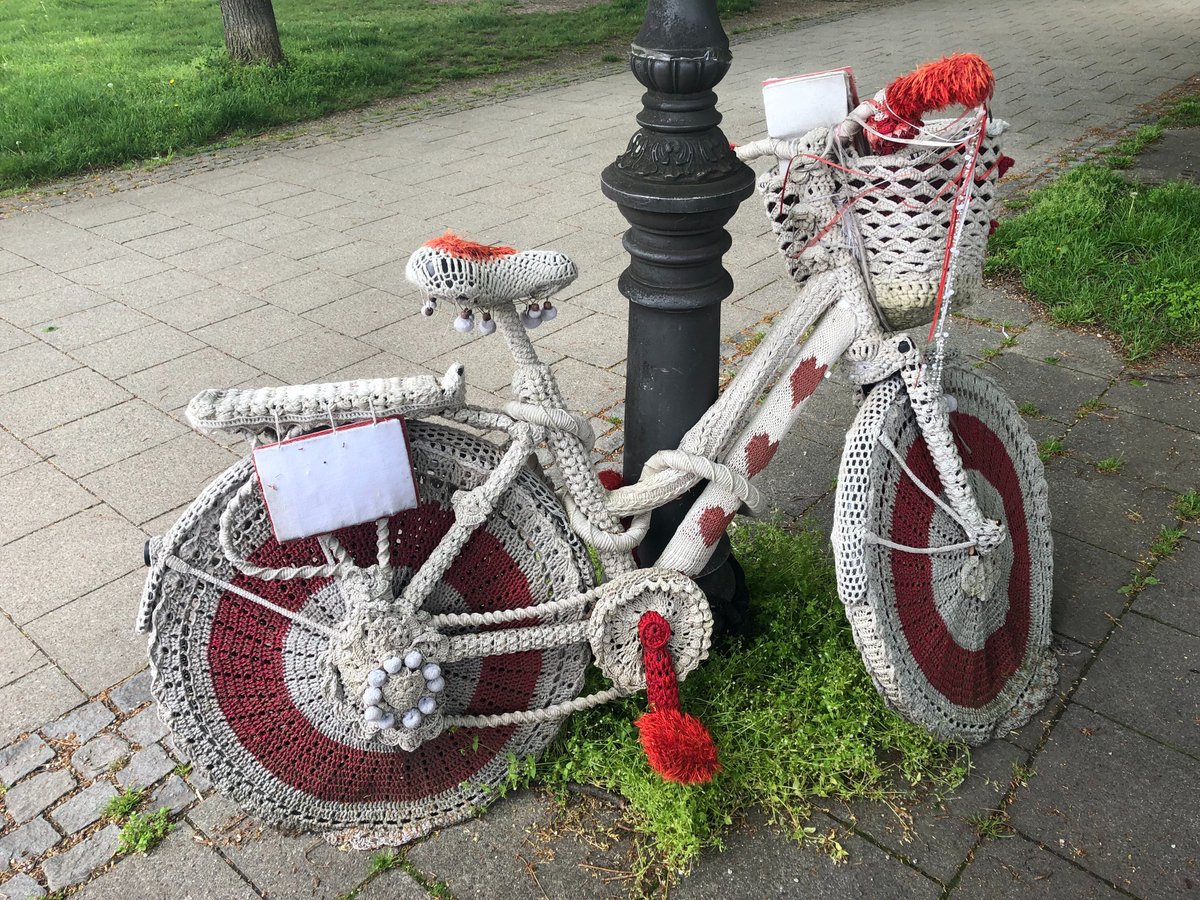 ADFC_Muenchen's tweet photo. Fahrradliebe! 🫶 Ganz so viel Zeit wie für dieses Fahrrad wenden wohl die wenigsten auf. 😅 Falls Ihr euch bald ein neues E-Bike zulegen wollt, könnt ihr euer neues "Schätzchen" heute und morgen kostenlos auf den #EbikeDays im  @OLYMPIAPARK testen und uns am Stand treffen! 👋 https://t.co/YNAlmBaXAy