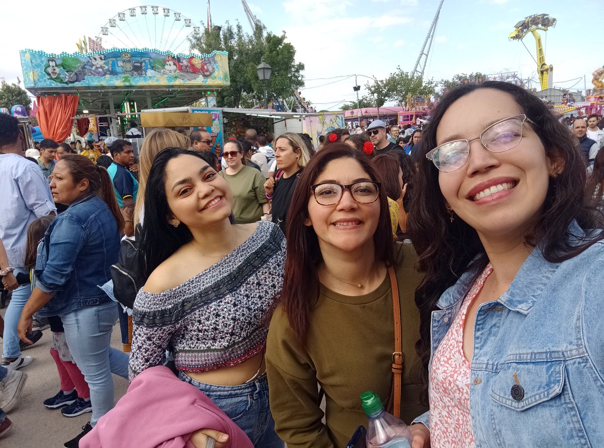 genim19's tweet photo. Hay amigas que te llenan el corazón de tanta alegría, amigas dónde puedes ser Tú misma💞😊❤️🎆🎆🎆 https://t.co/o8dAgq1Lun