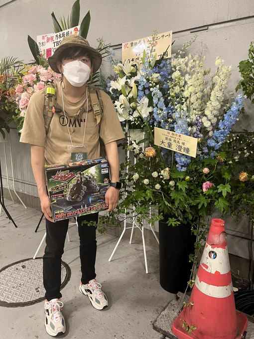 今回残念ながら、楽しみの一つである一般からの祝花が、あまりの来場者数見込みによりスペース上置けなかったようですが(こういうイベントは消防法とかも厳しいからかな)直接接点のある方々の花は関係者通路に並んでいました。涼やかで良かったです。