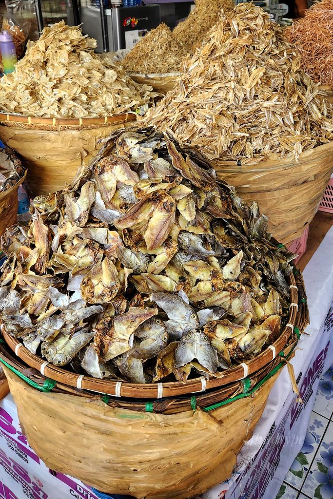 fluidtype's tweet image. Bulad.

I always go to Taboan market instead of Carbon because it is less 𝘴𝘢𝘮𝘰𝘬.

If you're buying a lot of danggit and do not want to pay for additional baggage when flying, just ship it to yourself. There's an LBC at the back near 7-11.

#danggit
#driedfish
#Taboan
#Cebu