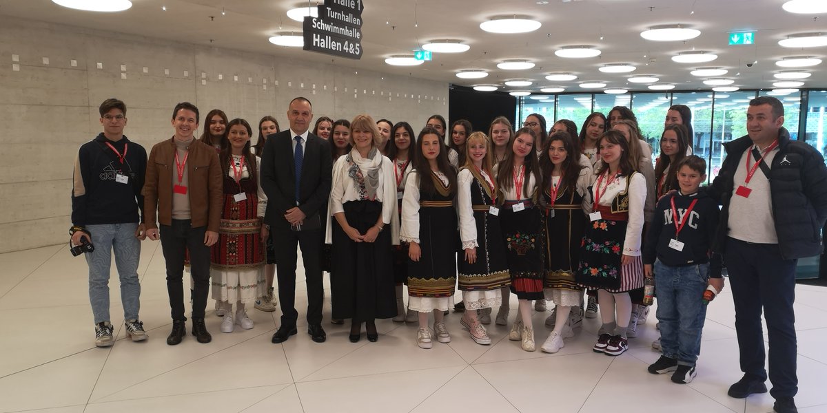 SRBinSwiss's tweet photo. Градски дечји хор „Звездице“ из Лесковца 🇷🇸 учествује од 17-21. маја 2023. г. на реномираном Европском фестивалу омладинских хорова у Базелу #EJCF 🇨🇭 и на најбољи начин представља 🇷🇸 и њену културу. https://t.co/UDiQEx3ePz