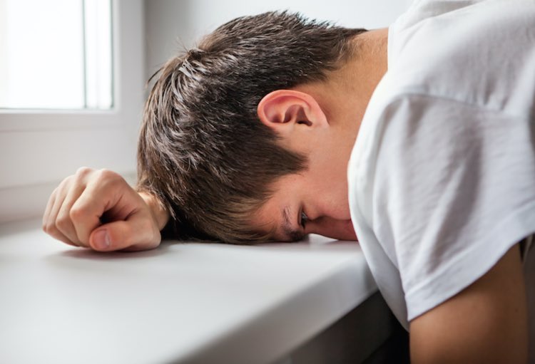 GossipRoomOff's tweet photo. 🚨 Un jeune garçon de 14 ans vivait caché par sa mère depuis sa naissance, à Rennes. L'enfant passait ses journées cloîtré dans sa chambre, sans la moindre lumière. Il ne disposait que de peu de nourriture et n'avait aucune interaction avec le monde extérieur.

En juillet 2022, l'adolescent de 14 ans qui se présente avec sa mère aux urgences pédiatriques de Rennes, suite à un malaise, ne pèse que 27 kilos. Il présentait aussi un lourd retard intellectuel avec des difficultés d'expression. Selon les enquêteurs, la mère aurait totalement nié l'existence de son fils : pas de déclaration à la naissance, pas de suivi chez un médecin et il n'allait même pas à l'école.

D'après sa mère, il n'a jamais eu faim et n'a jamais pesé 27 kg. "Il ne s'est jamais endormi un soir en ayant faim", a-t-elle assuré. Placée sous contrôle judiciaire, la femme de 48 ans sera jugée le 5 octobre 2023. L'adolescent a été placé auprès de l'aide sociale à l'enfance. ⚖️ (via BFMTV)