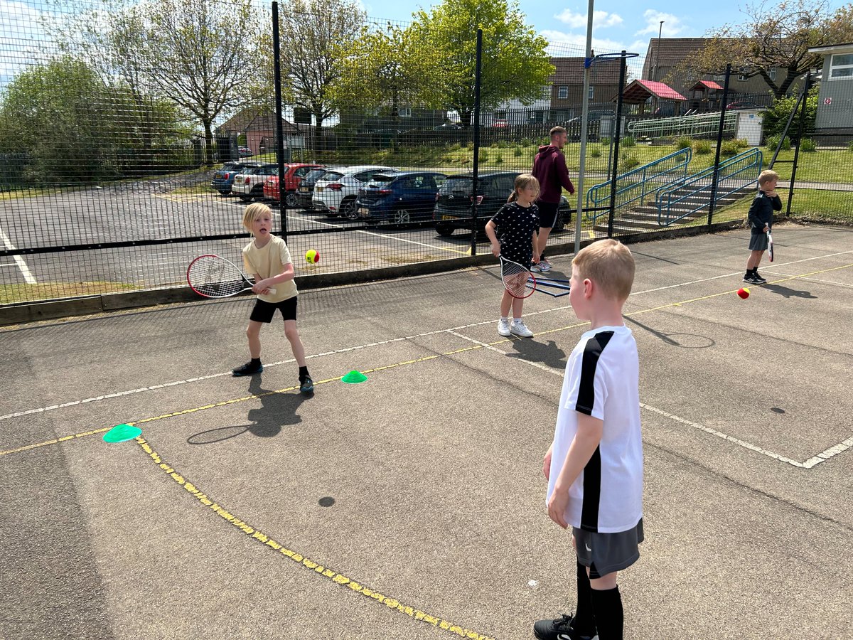 We told you tennis season was back 😆 Here's Yr 2 & 3 pupils @PenllwynPrimary having their first taste of tennis this summer! Their excited to go again next week 💪🎾 @tenniswales