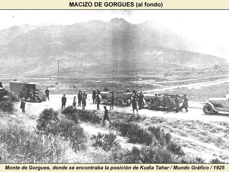 NGauge_es's tweet photo. @Annual_1920_21 He encontrado la fecha de inauguración del https://t.co/ujHB7ABEut. Larache Alcazarquivir: Abril de 1924. Quizás la imagen del tren sea el viaje inaugural. Los vehículos podrían ser los habituales de los militares en la zona. Parecen Hispano Suiza aunque es difícl identificarlos https://t.co/AKcjMfu6D3