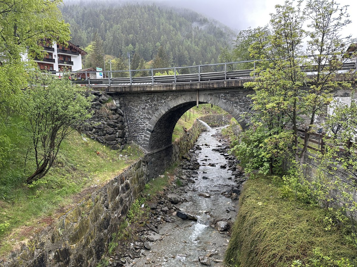 Pussig hvordan det bare skal en bro til for å skape et lite samfunn. Her i Etroubles er det 450 innbyggere, to hoteller, et offentlig bibliotek, et museum med info om tradisjonelt landbruk og masse smilende folk #GirodItalia