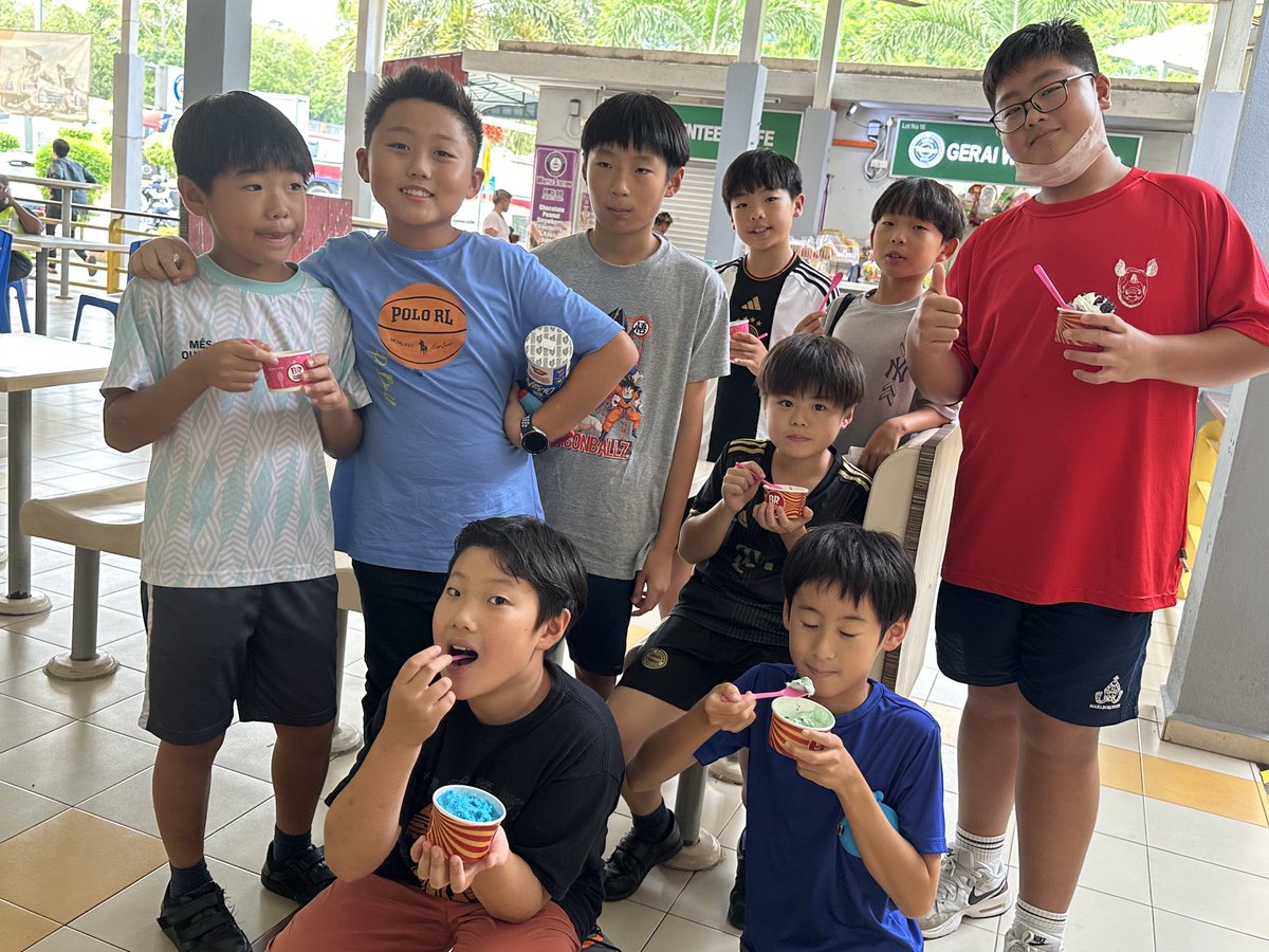 MCMVisits's tweet photo. Quick stop for snacks - ice cream going down well after all the singing on the bus #allstars #TheBigSing https://t.co/MV4DlJxstk