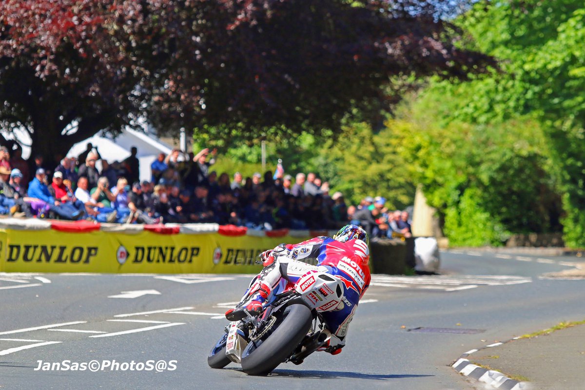 @jm130tt on the @HondaUKBikes crossing Braddan Bridge. @ShoeiHelmetsUK @alpinestars @motul @METZELERMOTO @ttracesofficial #lovett #tt2022 #iomtt2022 #iomttofficial 📸 © Photosas