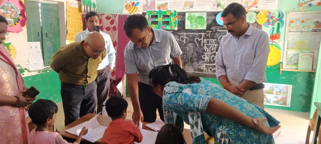 CDOShravasti's tweet photo. उच्च प्राथमिक विद्यालय भिटिया चिचड़ी,गिलौला का औचक निरीक्षण कर पंजीकृत छात्रों के सापेक्ष उपस्थिति,बच्चों के शैक्षिक स्तर का परीक्षण,स्वच्छता की स्थिति, स्मार्ट क्लास का निरीक्षण तथा शिक्षकों को लर्निंग आउटकम सिस्टम के प्रयोग हेतु निर्देशित किया। https://t.co/jeN4ASQZWP