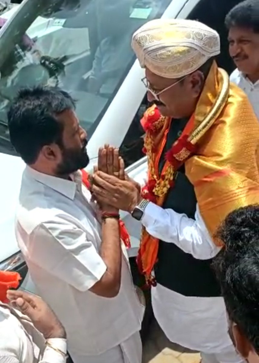 ArunPuthila's tweet photo. ಪೊಲೀಸ್ ದೌರ್ಜನ್ಯದಿಂದ ಆಸ್ಪತ್ರೆಗೆ ದಾಖಲಾದ ನಮ್ಮ ಸಹೋದರರ ಆರೋಗ್ಯ ವಿಚಾರಿಸಲು ಪುತ್ತೂರಿಗೆ ಮಾಜಿ ಕೇಂದ್ರ ಸಚಿವರಾದ ವಿಜಯಪುರ ನಗರ ಶಾಸಕರಾದ ಬಸನಗೌಡ ಪಾಟೀಲ್ ಯತ್ನಾಳ್ ಆಗಮಿಸಿ ದೈರ್ಯ ತುಂಬಿದರು. https://t.co/kmJDKCmRzf