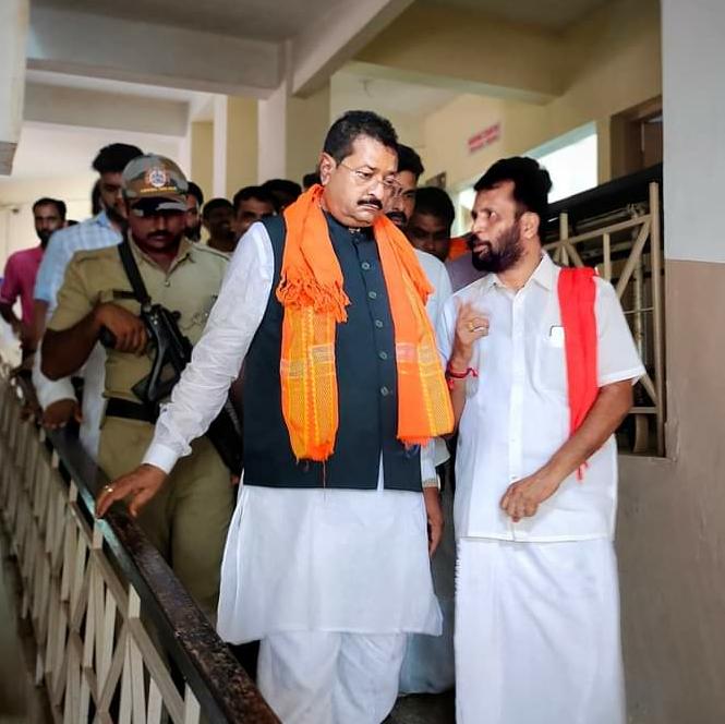 ArunPuthila's tweet photo. ಪೊಲೀಸ್ ದೌರ್ಜನ್ಯದಿಂದ ಆಸ್ಪತ್ರೆಗೆ ದಾಖಲಾದ ನಮ್ಮ ಸಹೋದರರ ಆರೋಗ್ಯ ವಿಚಾರಿಸಲು ಪುತ್ತೂರಿಗೆ ಮಾಜಿ ಕೇಂದ್ರ ಸಚಿವರಾದ ವಿಜಯಪುರ ನಗರ ಶಾಸಕರಾದ ಬಸನಗೌಡ ಪಾಟೀಲ್ ಯತ್ನಾಳ್ ಆಗಮಿಸಿ ದೈರ್ಯ ತುಂಬಿದರು. https://t.co/kmJDKCmRzf