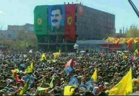 ismailcal74's tweet photo. Bu fotoğraf 
Ne Hollanda’da,
Ne Belçika’da,
Nede Almanya’da çekildi!

Bu fotoğraf 21 Mart 2015 tarihinde Diyarbakır meydanında çekildi! 

Hemde “devletin” desteği ve sağladığı güvenlik ile.. 
Bu meydanda katil Apo’nun mektubu okutuldu! 

İktidar yanlısı bütün haber kanalları canlı yayınladı! 
Apo barış elçisi ilan edildi!

Hani Sn. @kilicdarogluk terör örgütüne sözde destek olacakmış diye kızıyorsunuz ya!

Hatırlatayım dedim! #KararVer 🫶