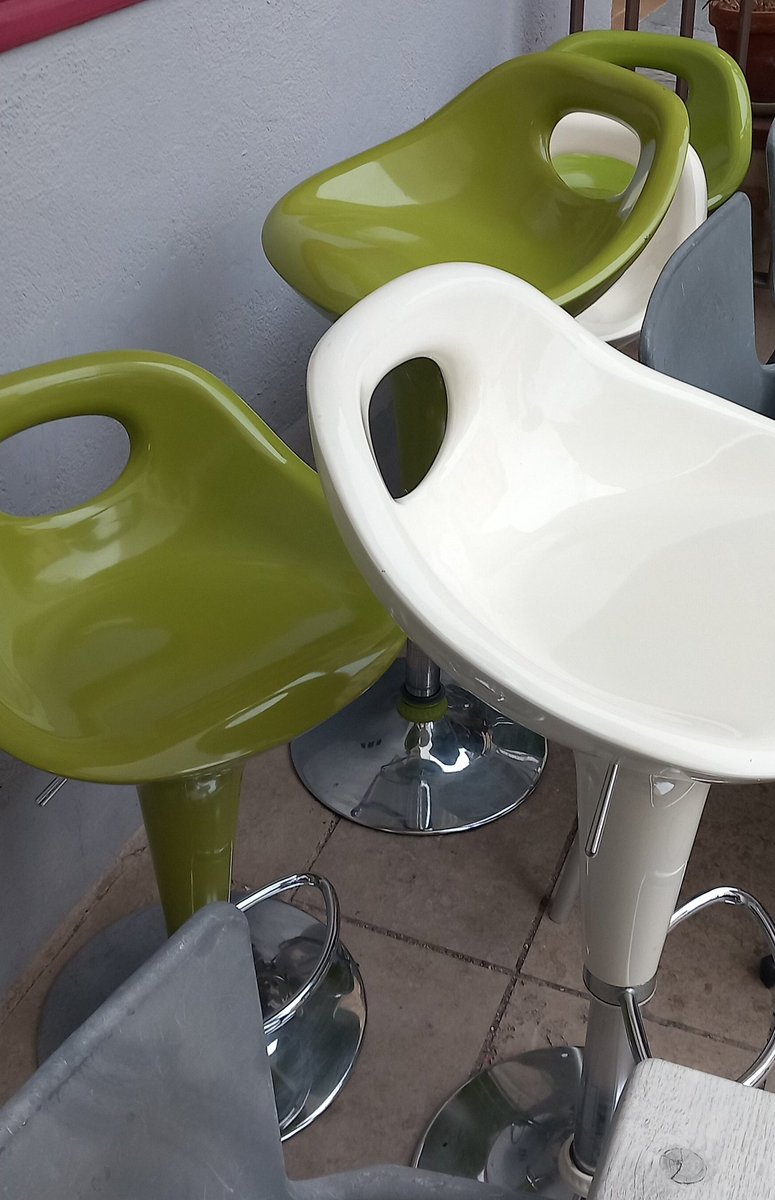 MaureillasLI's tweet photo. Le #Tap encore et toujours : après la carte blanche à  Florian #Rog pour la création d'une porte en fer, voici que la direction du bar de #Maureillas annonce un "coin seventies" : Jean-Louis a déjà les tabourets (vintages à  souhait 👇); reste à installer la table haute... https://t.co/tYj9wDHZEO