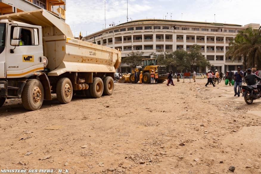 GouvernementHK's tweet photo. Lubumbashi : les engins de chantier sur l’avenue Moero pour sa rénovation. 
Après le cri d’alarme des usagers, le Ministre provincial des Infrastructures Éric Sakuyema y sera bientôt pour le lancement des travaux. https://t.co/SrkqSmu933