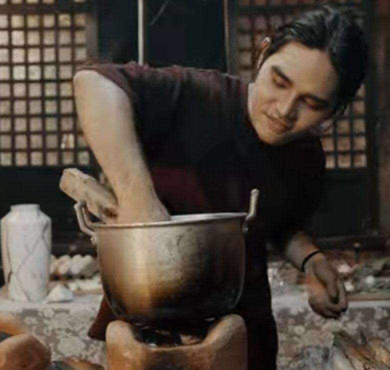 KoiMiazaki's tweet photo. Pablo 1st scene theory:

Nilaga yung niluluto nya based on the kasabihang "Kung may tiyaga, may nilaga".

Yung kinuha nya na kahoy, panggatong yun (may iba pang kahoy sa gilid) ++

DI KA BASTA MAKAKAKITA NITO
@SB19Official #SB19
#SB19GENTO
#GENTO_MusicVideoOutNow https://t.co/DCa1AjB3oq