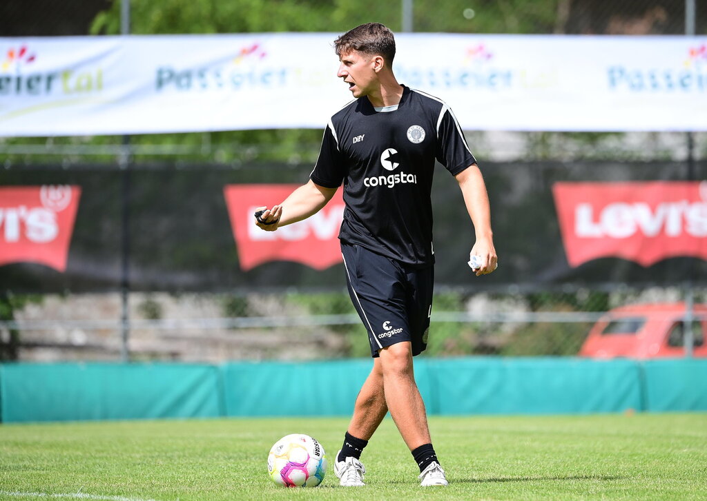 ppapagei's tweet photo. aarrhh https://t.co/SyQZFZFuft 
Der FC St. Pauli und Loïc Favé lösen Vertrag auf

Der FC St. Pauli und der ehemalige Co-Trainer Loïc Favé haben sich auf eine Vertragsauflösung verständigt. Nach der Freistellung Favés im Dezember 2022 war der Kontrakt weitergelaufen und wu… https://t.co/QJl9cPl84E
