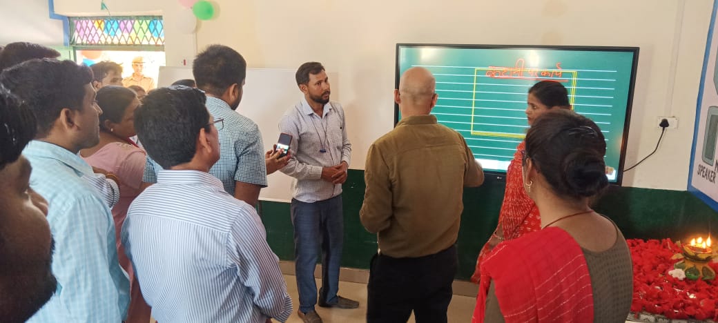 CDOShravasti's tweet photo. उच्च प्राथमिक विद्यालय भिटिया चिचड़ी,गिलौला का औचक निरीक्षण कर पंजीकृत छात्रों के सापेक्ष उपस्थिति,बच्चों के शैक्षिक स्तर का परीक्षण,स्वच्छता की स्थिति, स्मार्ट क्लास का निरीक्षण तथा शिक्षकों को लर्निंग आउटकम सिस्टम के प्रयोग हेतु निर्देशित किया। https://t.co/jeN4ASQZWP