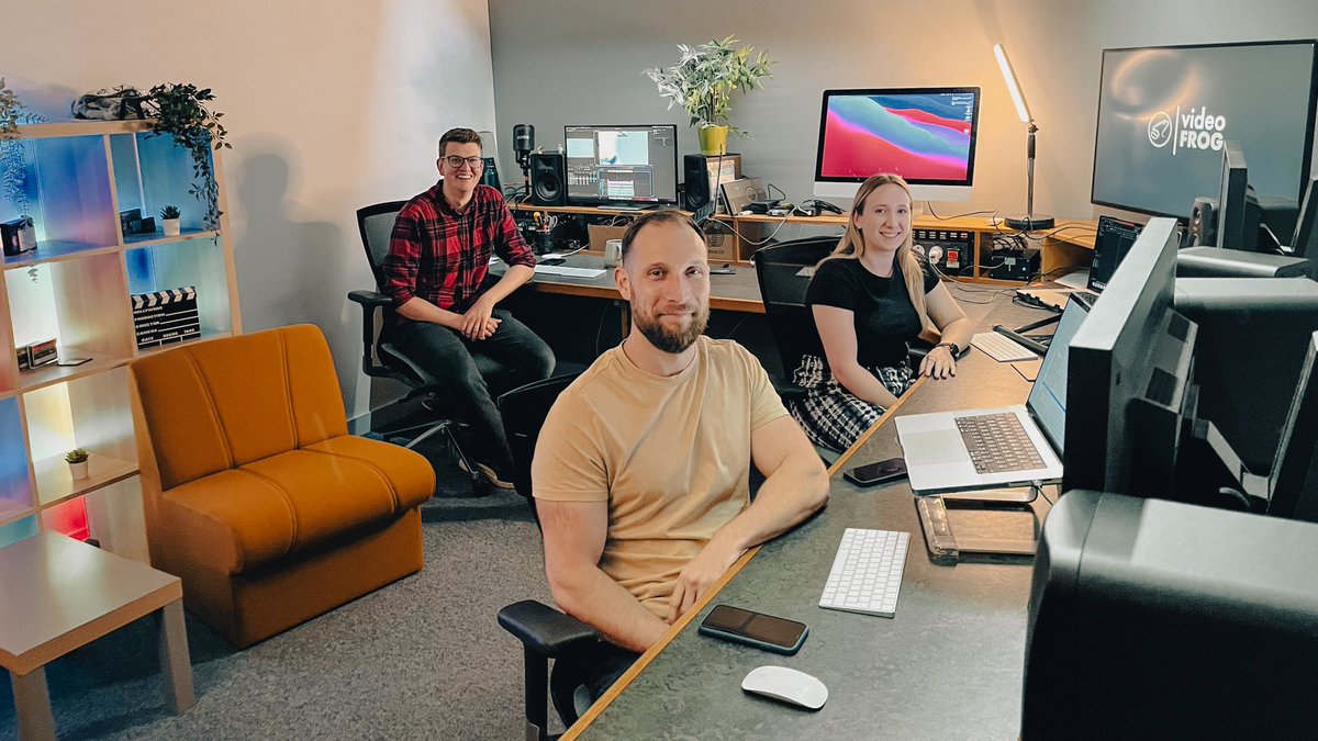 videofrog_tv's tweet photo. ✨ Here's a completely natural, not at all posed photo of the Videofrog Team! ✨ (1/5) https://t.co/fcfoJf0FbI