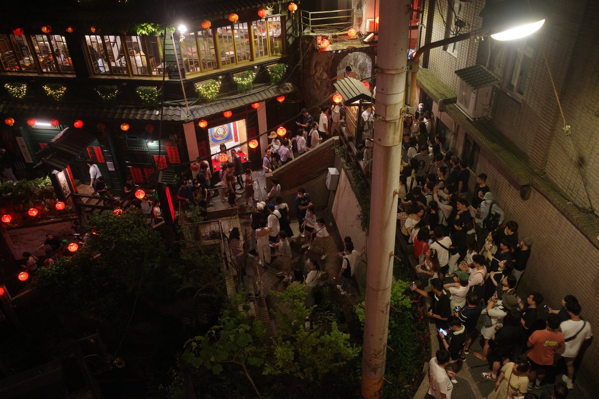 finemakers's tweet photo. 今の夜の九份ですよ。ご覧の通り、人で溢れてます

特におすすめしたいのは海悦楼からの眺めです。海悦楼から眺める九份の夜景は、まるで幻想的な絵画のようですよ。

点在する明かりが一面に広がり、その光が街を包み込んでいます。

心地よい風と共に、九份の夜の魅力を満喫してくださいね。 https://t.co/cOr6yIHhqz