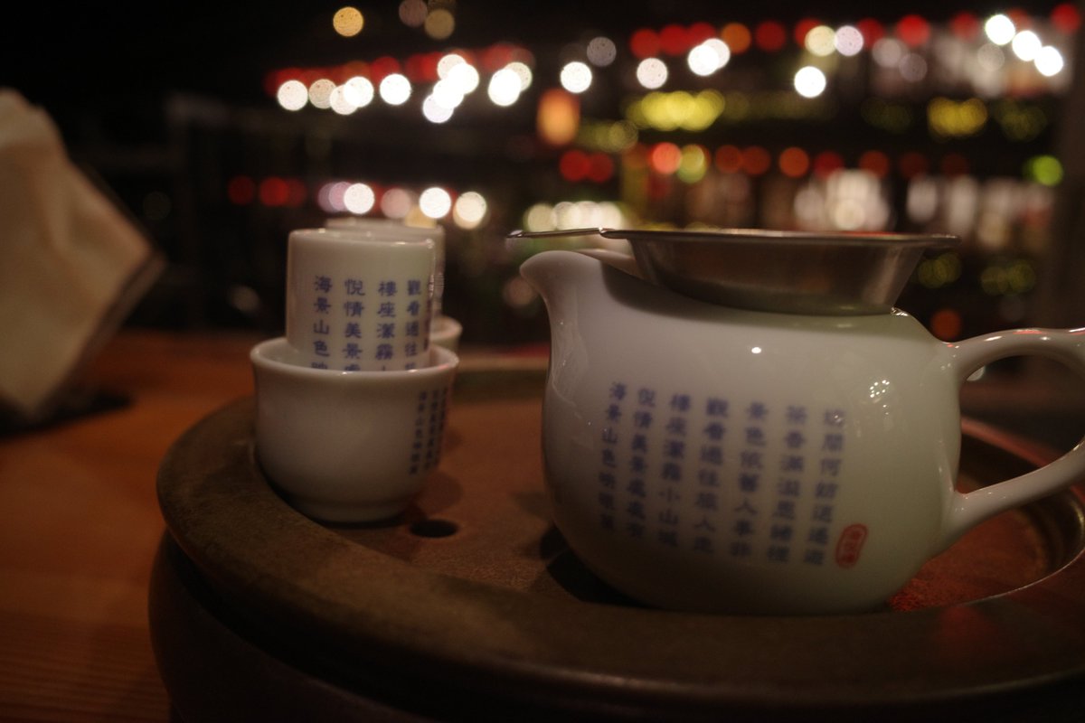 finemakers's tweet photo. 今の夜の九份ですよ。ご覧の通り、人で溢れてます

特におすすめしたいのは海悦楼からの眺めです。海悦楼から眺める九份の夜景は、まるで幻想的な絵画のようですよ。

点在する明かりが一面に広がり、その光が街を包み込んでいます。

心地よい風と共に、九份の夜の魅力を満喫してくださいね。 https://t.co/cOr6yIHhqz