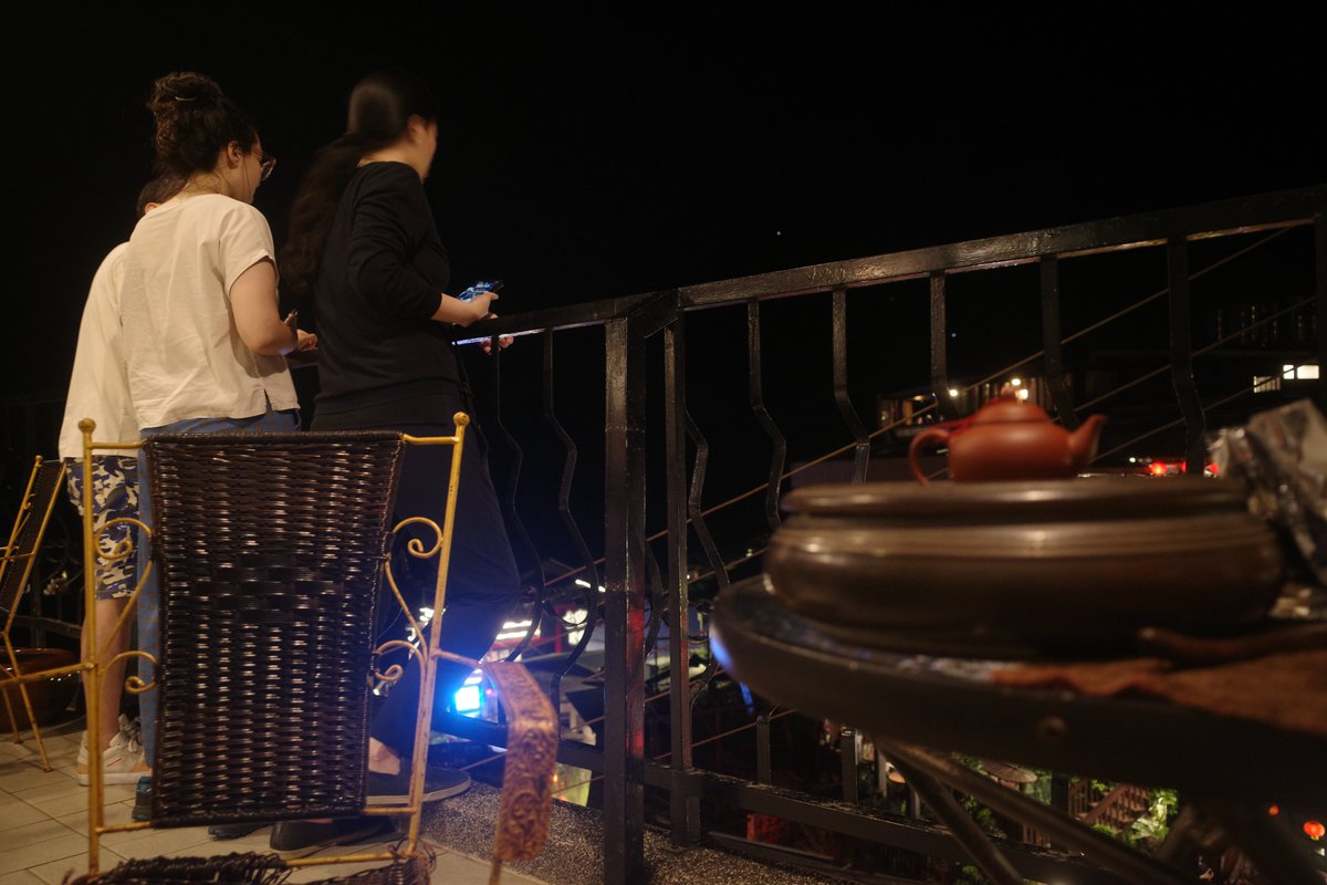 finemakers's tweet photo. 今の夜の九份ですよ。ご覧の通り、人で溢れてます

特におすすめしたいのは海悦楼からの眺めです。海悦楼から眺める九份の夜景は、まるで幻想的な絵画のようですよ。

点在する明かりが一面に広がり、その光が街を包み込んでいます。

心地よい風と共に、九份の夜の魅力を満喫してくださいね。 https://t.co/cOr6yIHhqz