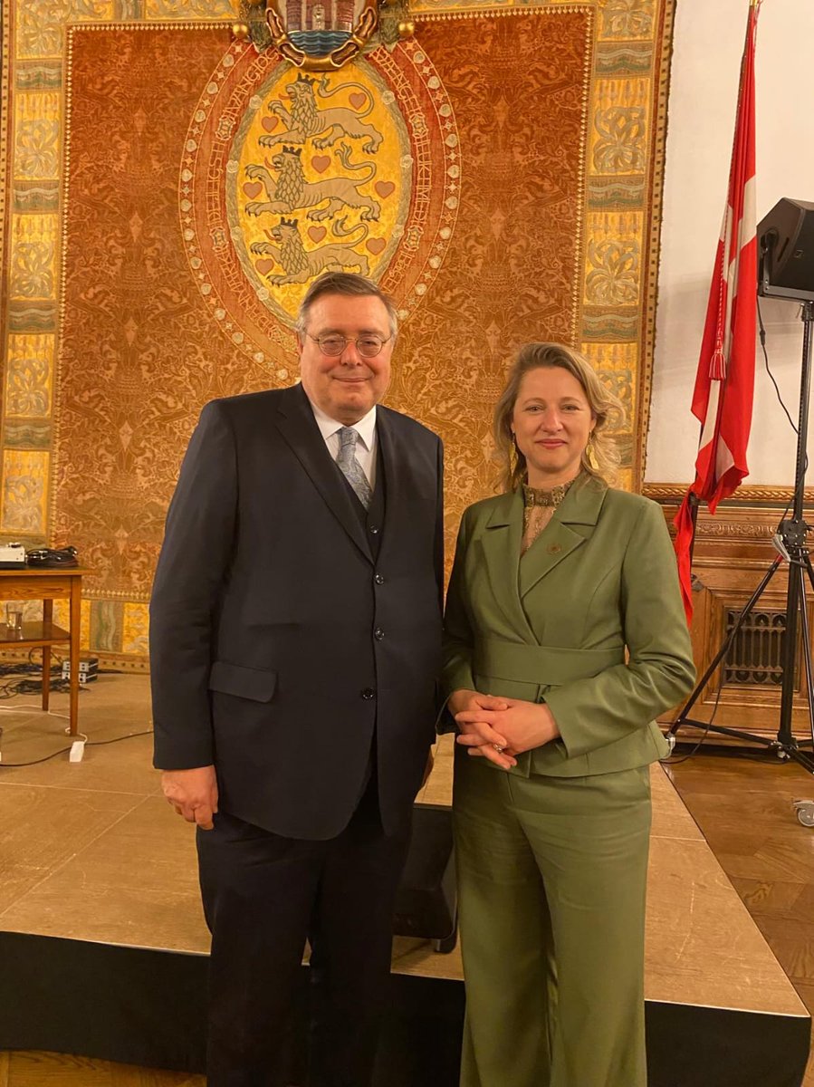 Tak til overborgmester <a href="/SophieHAndersen/">Sophie Hæstorp</a> for at invitere herboende ambassadører til middag + den altid gode kontakt mellem @koebenhavner og det diplomatiske korps. Aftenen bød på interessante indblik i Kbh som 🌍 arkitekturhovedstad i 2023 - flot anerkendelse af 🇩🇰 arkitektur!