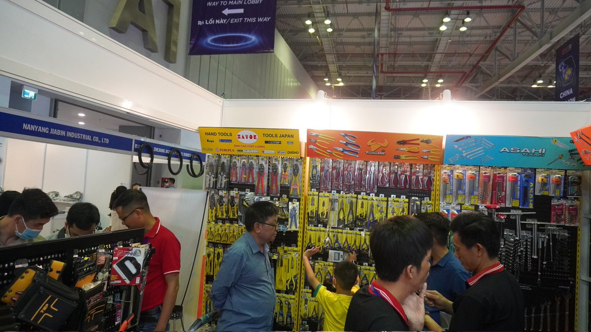 hatok2012's tweet image. Day 2 of the exhibition.  Customers visit and shop at the HATOK  booth #handtool #hatok #hatoktool #tsunodatool #asahitool #anextool #toptool @tsunodatool @asahitools @top_tool @DungTnhh