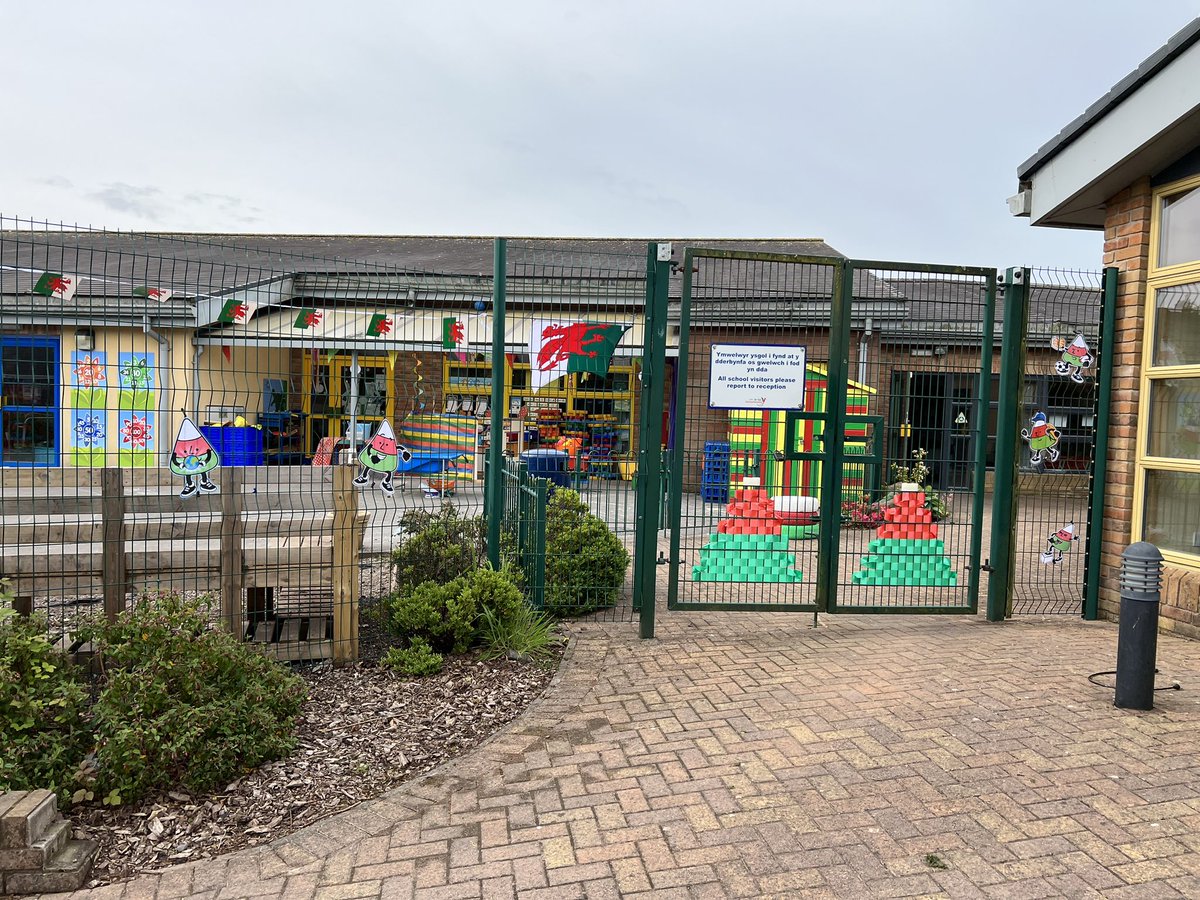 YsgolPeniel's tweet photo. Ni’n barod i groesawu Mr Urdd ac @EisteddfodUrdd i Sir Gâr! 2023! https://t.co/KSkNqdNOaO