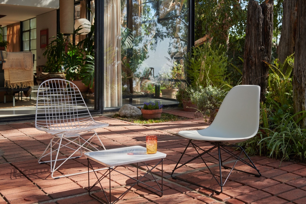 vitra's tweet photo. Charles and Ray #Eames used several variants of the small LKR chair – including the LSR version with a plastic shell – in the Eames House, their legendary home in Pacific Palisades.

https://t.co/lkoUHkeemu

#Vitra © Eames Foundation, 2023. https://t.co/vvsxdoLFn2