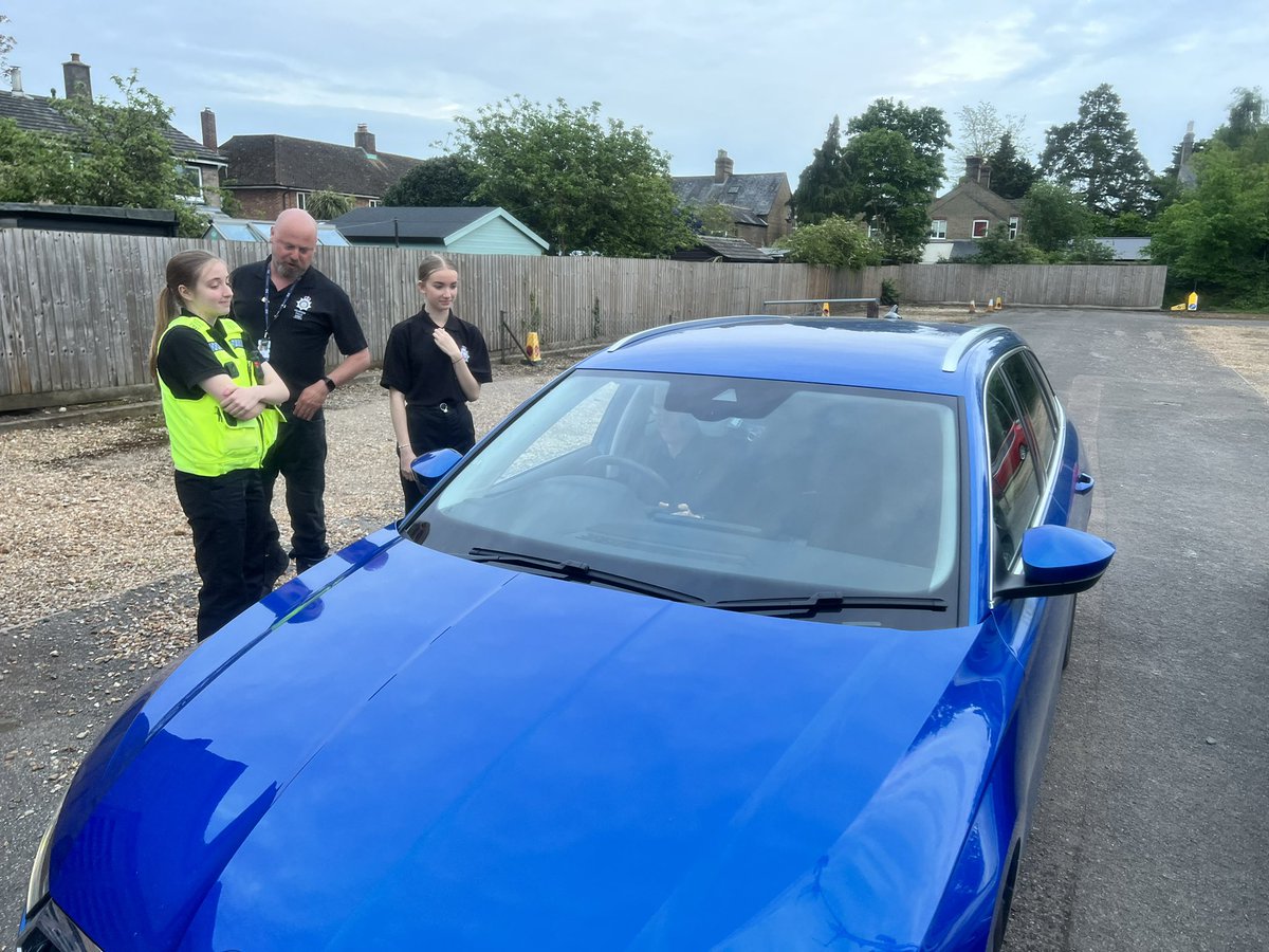 cambsvpc's tweet photo. #StNeotsVPC last night learnt about stopping vehicles safely &amp; reporting drivers for a variety of traffic offences including going through a red traffic light 🚦 🛑 &amp; not wearing a helmet on a 🏍️ https://t.co/ZoKKDa0Zqz