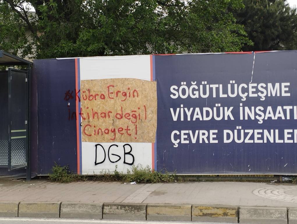 arsivdgb's tweet photo. İNTİHAR DEĞİL CİNAYET! 

Kapitalist sistemin intihara sürüklediği nice arkadaşımızdan biri olan Kübra Ergin için Kadıköy'de yazılama yaptık. 

Yaşamlarımızı ve geleceğimizi çalan kapitalist sisteme karşı örgütlü mücadeleyi yükseltelim! 

#KübraErgin https://t.co/81DMrDtULN