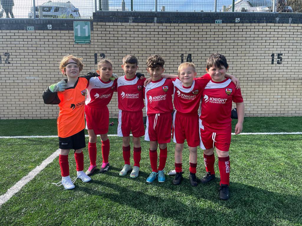 Stlenssport's tweet photo. Thank you @KnightAccount for sponsoring our Year 3/4 boys and girls football teams. They love their new kits and are excited for their next competitions 🙂 https://t.co/1Qd6k49o70