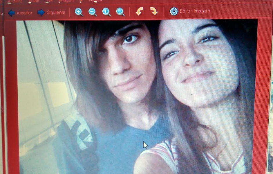 Hoy os traigo el verdadero “con vergüenza no se va a ningún lado”. 
Hace 9 años conocí gracias a Twitter y su magia a un chaval de Sevilla. Nos hicimos muy amigos y al mes de empezar a hablar fue a visitarme a Granada. 14 y 15 años teníamos.