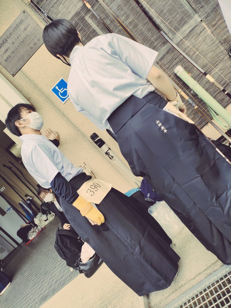 bunkyoukyudou's tweet image. こんにちは！
京都文教大学弓道部です！！

今回、5月14日京都学生弓道選手権大会に個人で男子2名女子2名出場しました！

 #京都文教大学  #弓道部  #kbu
 #京都学生弓道選手権大会