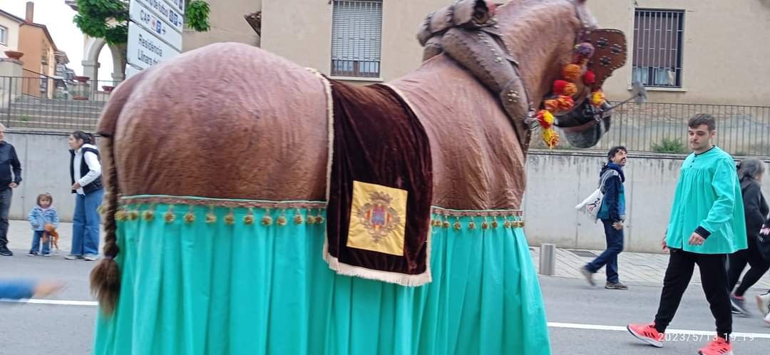 Botafocscs's tweet photo. El #cercavila de la imatgeria festiva a la trobada de Llinars amb l'Haca Traca Almalafa de #Botafocs. https://t.co/xunMGCWsSc