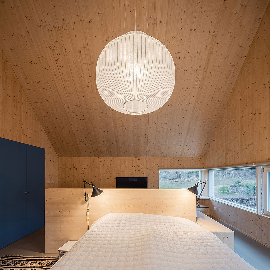 Interior_es's tweet photo. La #arquitecta checa Markéta Cajthamlová proyectó esta #vivienda bajo la forma de una clásica #cabaña en las montañas #Jizera, en la frontera entre la #RepúblicaCheca y #Polonia.
-> Fotografías: Petr Polák
-> https://t.co/8quXLrhPnj
-> @LinkaNews #casas #houses #madera #wood https://t.co/2n6j4MMwVX