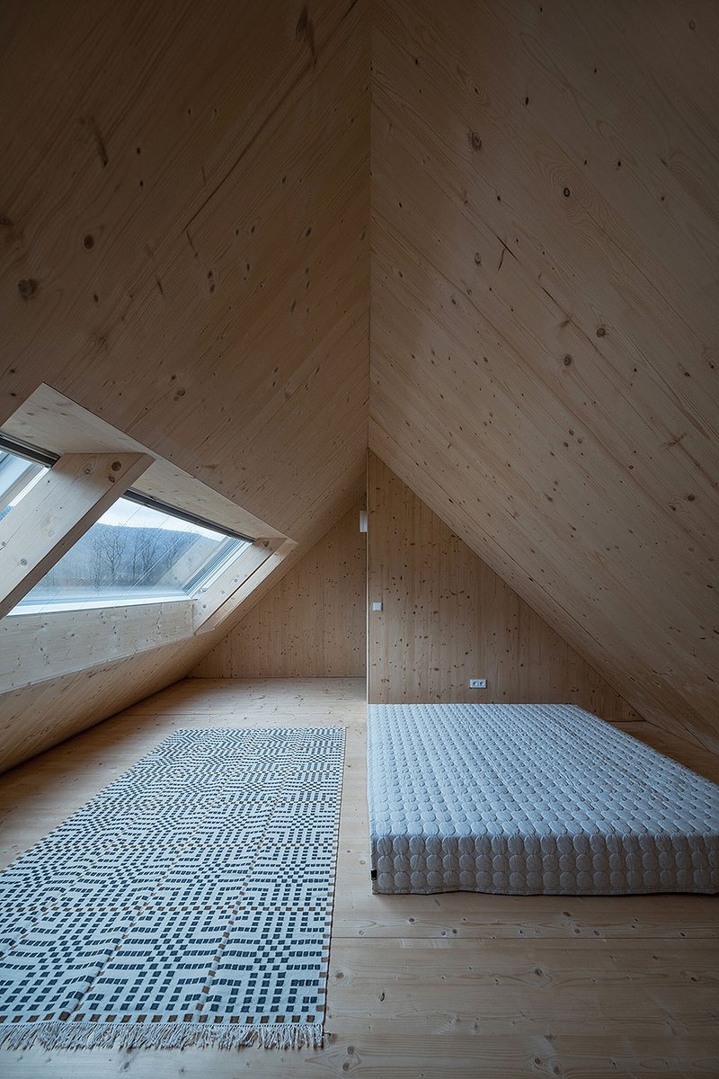 Interior_es's tweet photo. La #arquitecta checa Markéta Cajthamlová proyectó esta #vivienda bajo la forma de una clásica #cabaña en las montañas #Jizera, en la frontera entre la #RepúblicaCheca y #Polonia.
-> Fotografías: Petr Polák
-> https://t.co/8quXLrhPnj
-> @LinkaNews #casas #houses #madera #wood https://t.co/2n6j4MMwVX