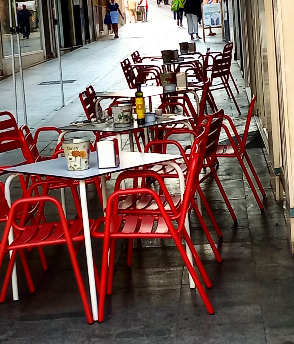 La candidata a la alcaldía por el partido local MI LINARES, Juana Cruz, establecerá una nueva Ordenanza Municipal que regule los Veladores de la ciudad. (1/3)