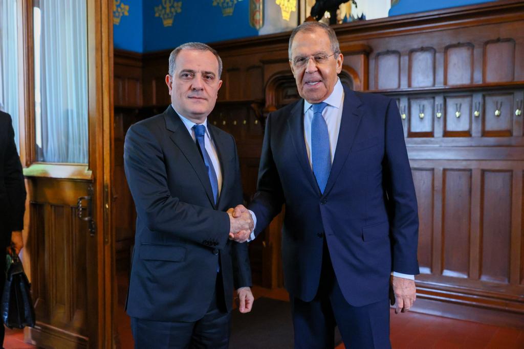 AzerbaijanMFA's tweet photo. Minister of Foreign Affairs of #Azerbaijan @Bayramov_Jeyhun is welcomed by Foreign Minister Sergey Lavrov for the next round of bilateral draft peace treaty negotiations between #Azerbaijan and #Armenia in Moscow. https://t.co/BBfjYcmvdO
