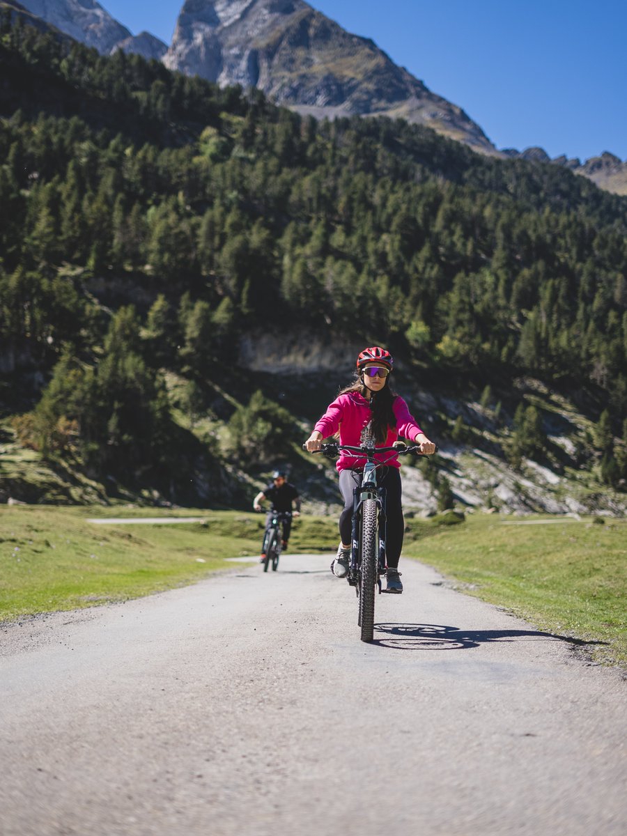 #Benasque es ideal para ir en bici con la familia o a nivel deportivo. En @SOMMOSHoteles disponemos de servicios para ciclistas con @Bikefriendly_es🚲 Visita nuestra web para ofertas y actividades relacionadas con el #ciclismo en el #PirineoAragonés ➡️ sommoshoteles.com