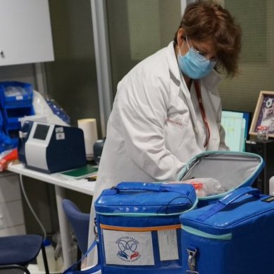 La #lechematerna puede salvar la vida de muchos bebés, ¡¡te animamos a donarla!!

El proceso es muy sencillo, solo tienes que contactar con el banco de leche, donde te proporcionarán todo lo que necesitas para donar