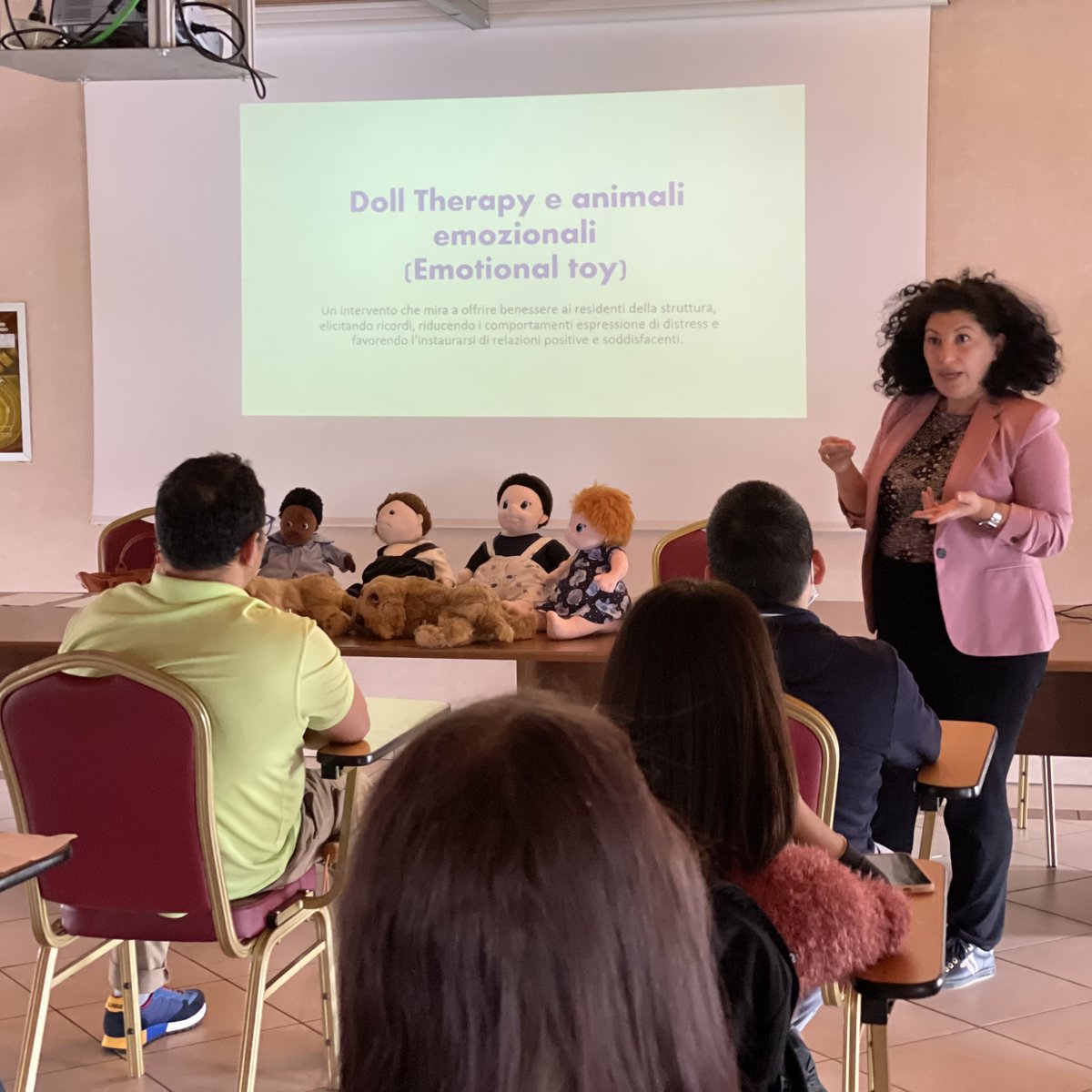 VillaggioAmico's tweet photo. Al via una nuova formazione sulla Doll Therapy e gli Emotional toy per gli operatori e i professionisti di Villaggio Amico. 

💪🏻 Buon lavoro a tutti! 
#formazione #dolltherapy https://t.co/Y0htLjY3Hi