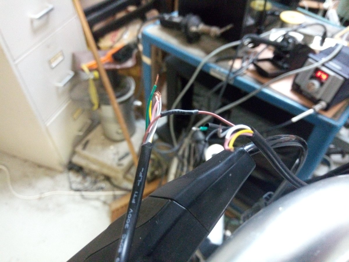 sonelvof's tweet photo. De trotse bezitter van deze fiets had een ongeluk gehad tijdens het inladen in de auto, een kabel was tussen de deur terecht gekomen. Naast de reparatie, is de montage van de bekabeling veranderd. https://t.co/c9uZ517VNb