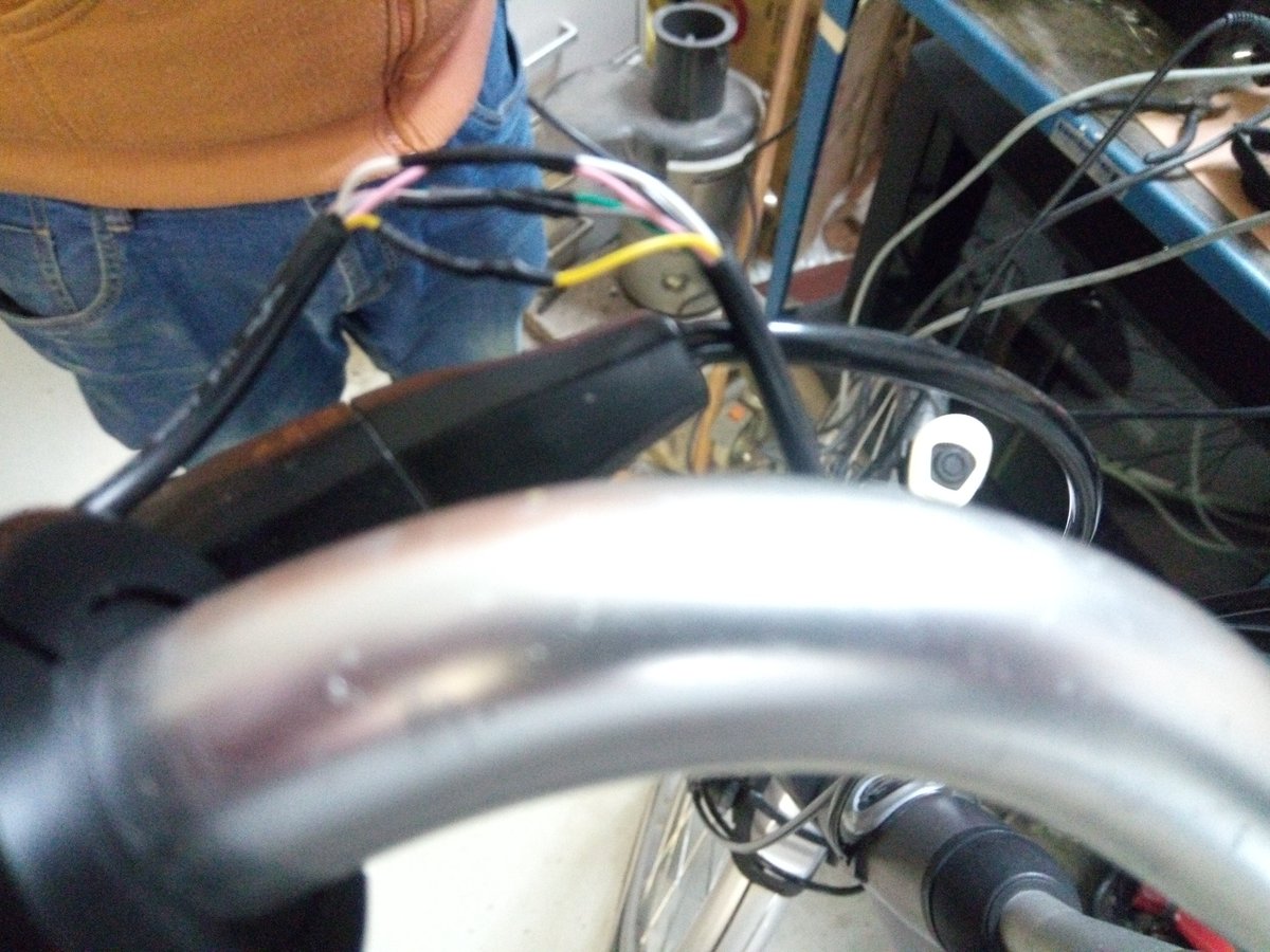 sonelvof's tweet photo. De trotse bezitter van deze fiets had een ongeluk gehad tijdens het inladen in de auto, een kabel was tussen de deur terecht gekomen. Naast de reparatie, is de montage van de bekabeling veranderd. https://t.co/c9uZ517VNb