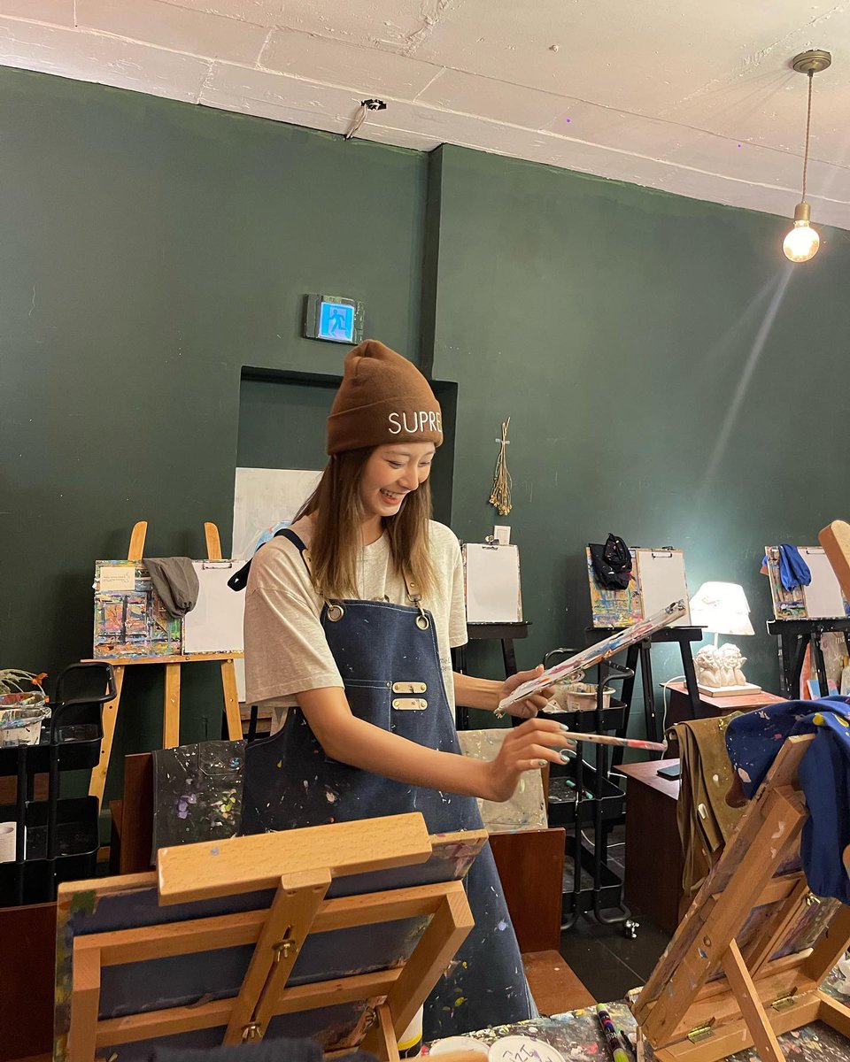pinkdoggo29's tweet photo. 230519 🦌📸 (1)

“A delicious meal🤍 and a fun crafting (time) 🎨”

#TZUYU #TWICE #트와이스 https://t.co/OOfOZnBQUk
