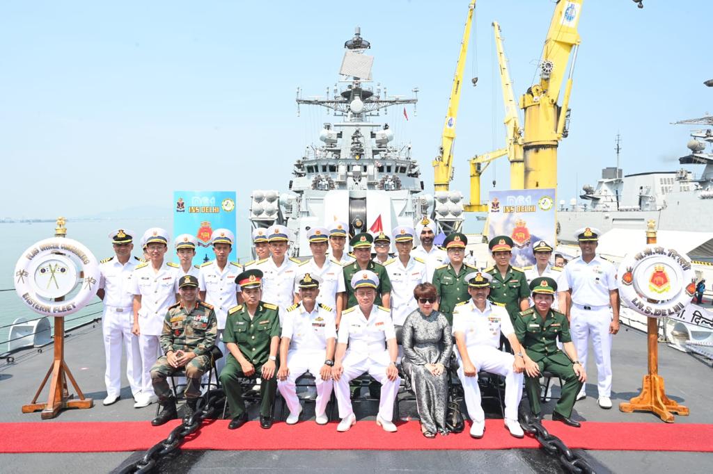 #INSDelhi & #INSSatpura under the command of RAdm Gurcharan Singh, FOCEF arrived at Da Nang,  Vietnam as part of #IndianNavy’s deployment to ASEAN countries. The ships were accorded a warm welcome by the Vietnam People’s Navy. 
#BridgesofFriendship