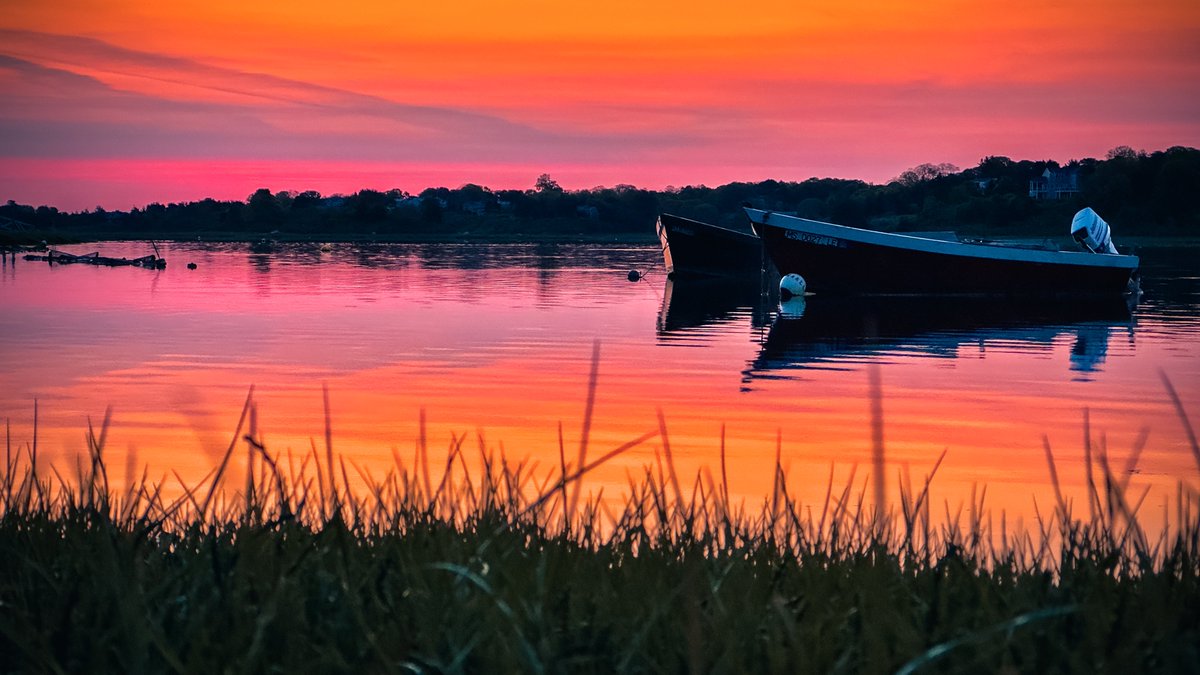 dariusaniunas's tweet photo. Today’s sunrise: nature’s way of saying ‘Congrats on making it through another day! Now, do it all over again.’ 🌅🥳 #riseandrepeat 
Eastham, Cape Cod. #sunrise #StormHour #capecod https://t.co/2tC0w5HwIW
