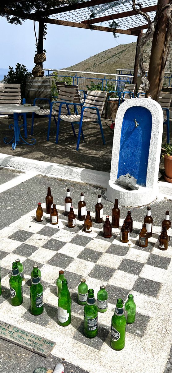 karlineVerhelst's tweet photo. Bijzondere pitstop bij kleurrijke Manolis @ cafe Moutsounas, die zijn knutsels geestdriftig toelicht.
De verrekijkers op parasolvoet mét katapult roepen toch vragen bij me op 😅. ‘To train your military skills!’ zegt zijn brochure 😂
#onlyingreece #ZeniaLassithiCrete https://t.co/Umx2iKc9jS