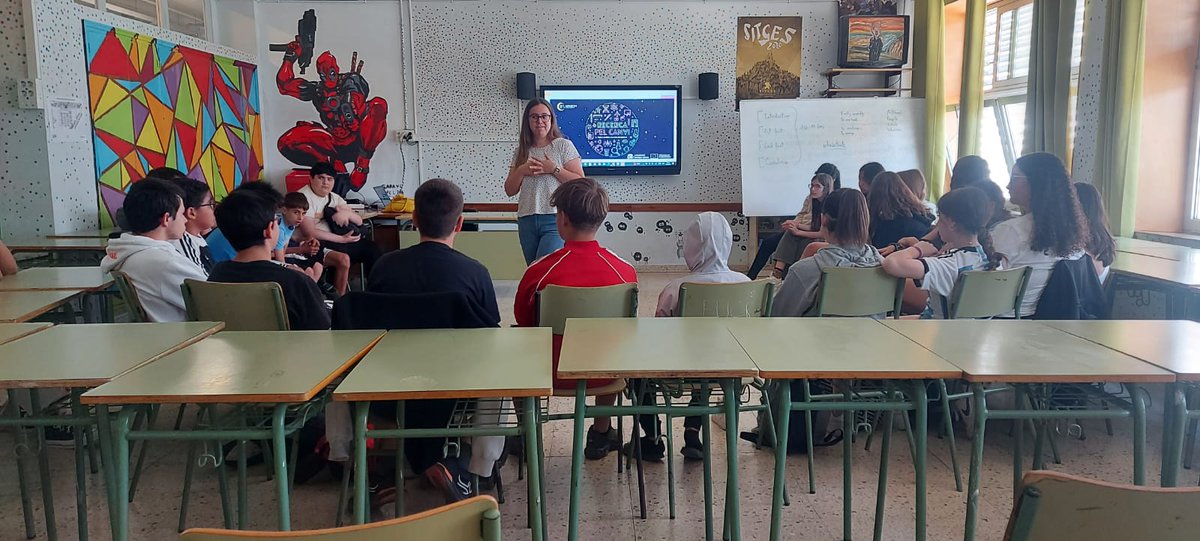 ICAC_cat's tweet image. Dc 17/05 @RichaudAda ha visitat el @Ins_IAMF de #Tarragona i ha fet la xerrada "Indiana Jones o personal científic: què és i què fa l'#arqueologia" a tots els grups de 2n d’ESO ‼️ 👏💪😅
Gràcies per la bona rebuda, ha estat molt interessant!
#DiaEuropa #Nitdelarecerca #Divulgació