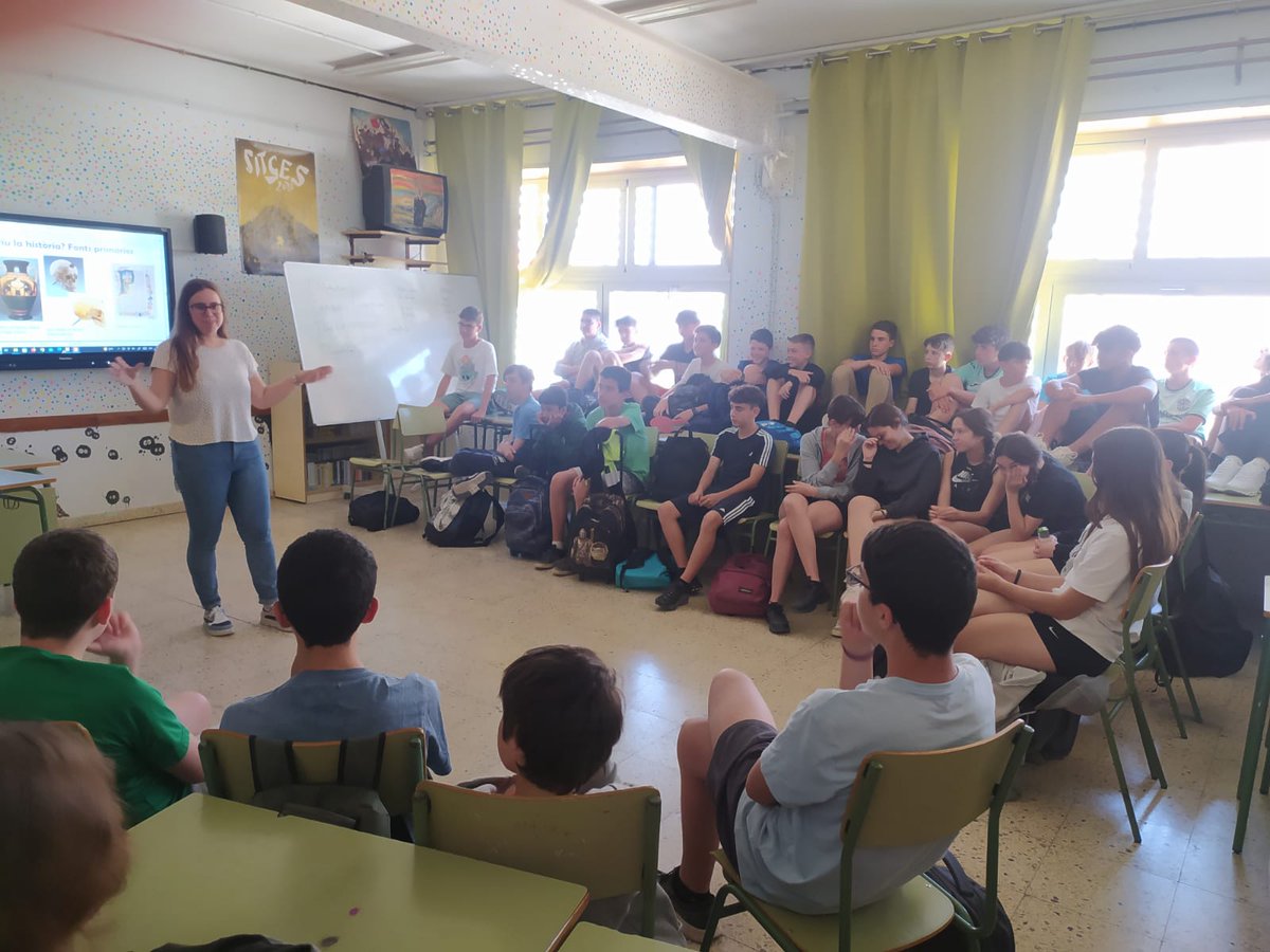 ICAC_cat's tweet image. Dc 17/05 @RichaudAda ha visitat el @Ins_IAMF de #Tarragona i ha fet la xerrada "Indiana Jones o personal científic: què és i què fa l'#arqueologia" a tots els grups de 2n d’ESO ‼️ 👏💪😅
Gràcies per la bona rebuda, ha estat molt interessant!
#DiaEuropa #Nitdelarecerca #Divulgació