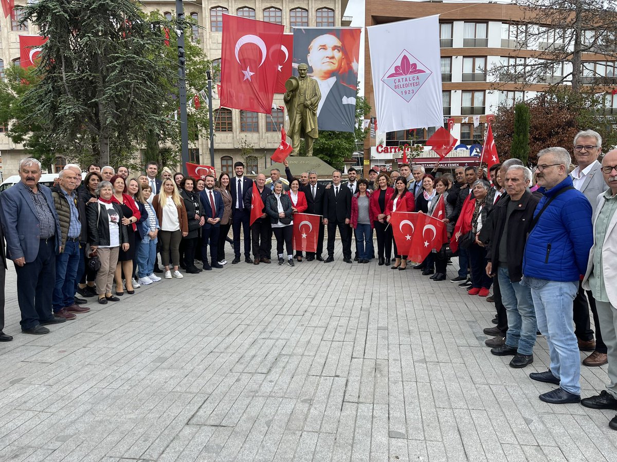 chpcatalcagenc's tweet photo. İlçe Başkanımız ve İlçe Örgütümüzle birlikte, Cumhuriyet Meydanında düzenlenen resmi törenin ardından Ulu Önderimiz #GaziMustafaKemalAtatürk 'ün huzuruna çelengimizi sunduk.
Egemenlik kayıtsız, şartsız milletindir!
#19Mayıs Atatürk'ü Anma Gençlik ve Spor Bayramımız kutlu olsun.🇹🇷 https://t.co/qut3nILCXW